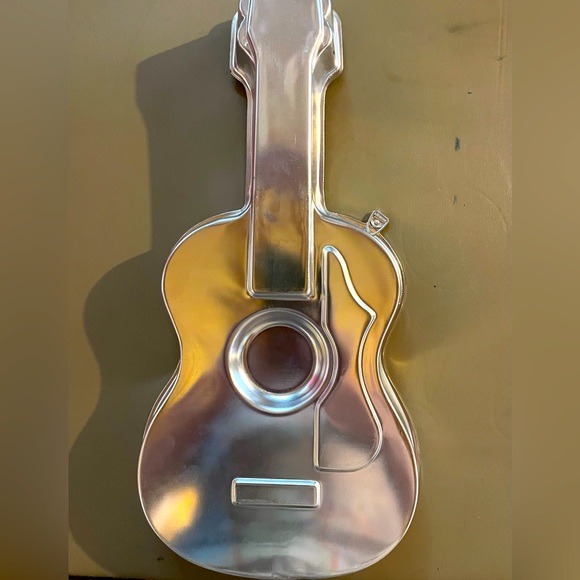 Wilton Guitar shaped cake pans - Picture 2 of 7
